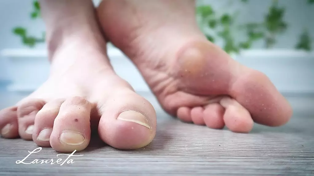 Dirty Soles and Curvy Delights with Lanreta