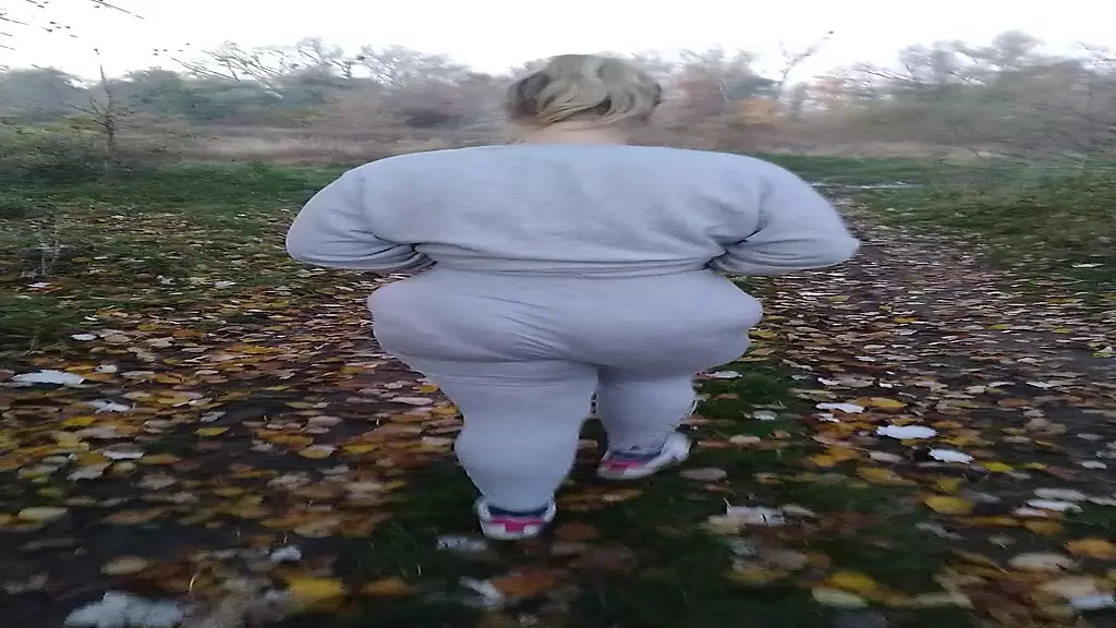 Bootyass Girl Exposes Her Assets to a Hungry Cop