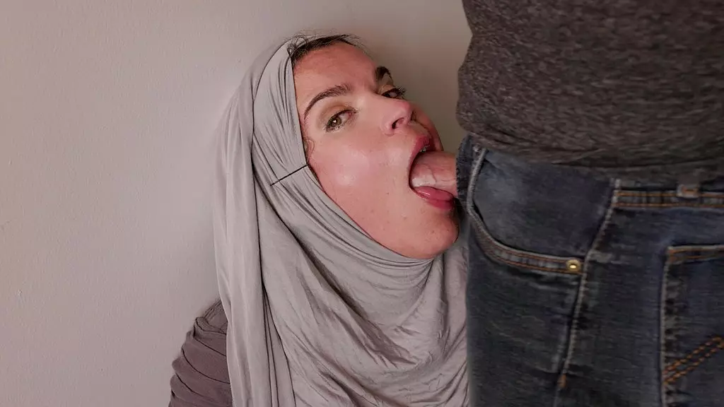 Milf in Hijab Desperate for Green Card Blowjob