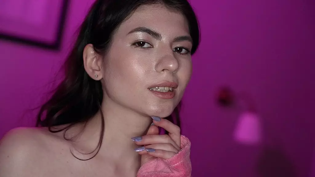 Luna Lynx Takes Robien Gun's Monster Cock in Intense Anal Frenzy
