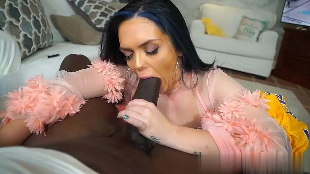 Rich Slut Ryan Smiles Gives Luxury Blowjob