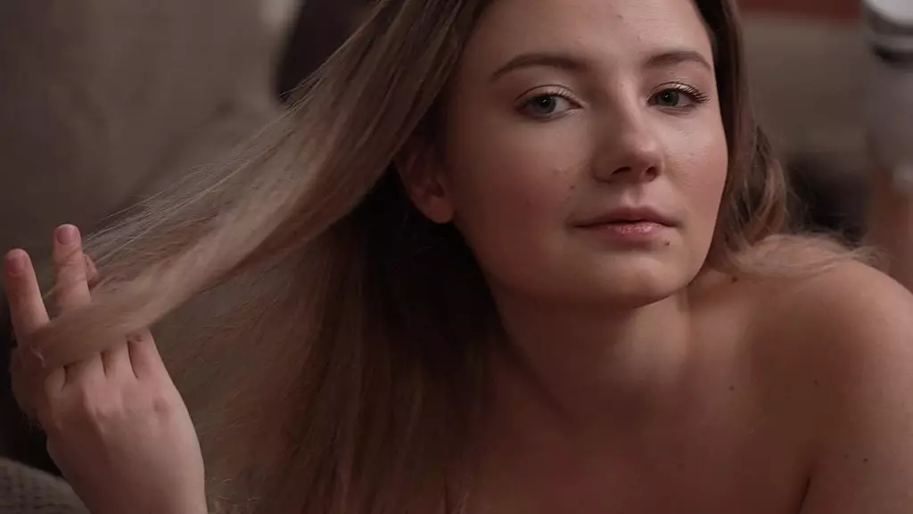 Luna Umberlay's Emotional Squirt in Rough 1st DP