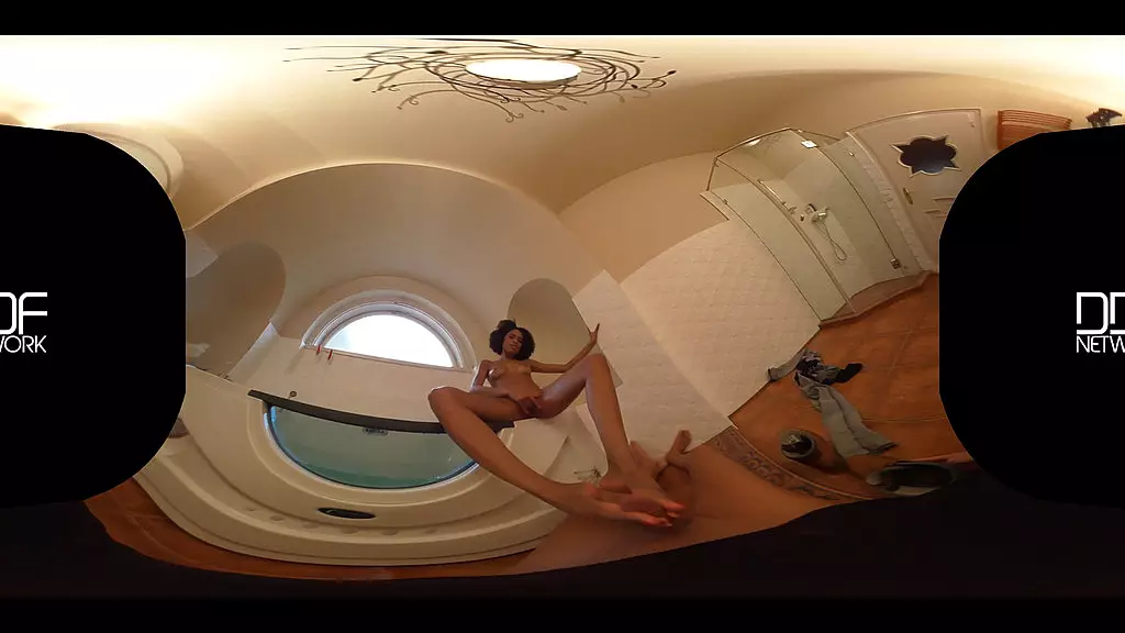 Luna Corazon's Sultry POV Footjob