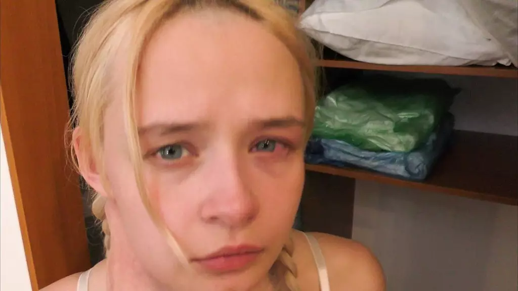 Dad's Coming! Hot Teen Babe Takes Monster Cock
