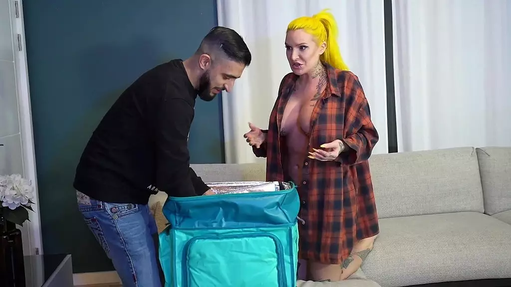 Alexxa Vice Rides BBC in Lingerie as Deliveroo Driver