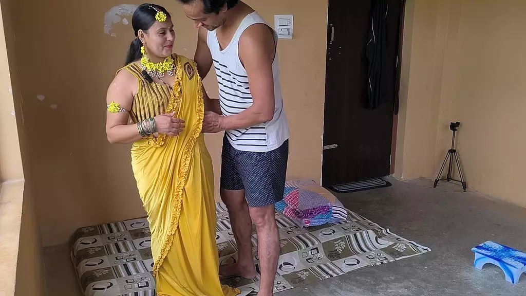 Bhabhi Unleashes Her Monster Booty in Yellow Saree