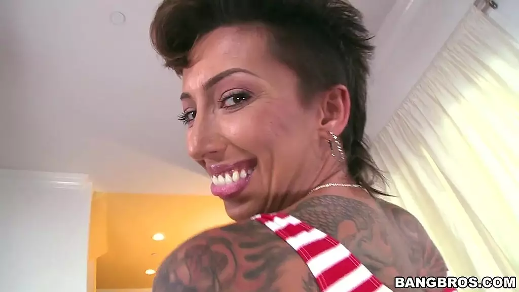 Bella Bellz Takes Huge Cock in Her Juicy Anal