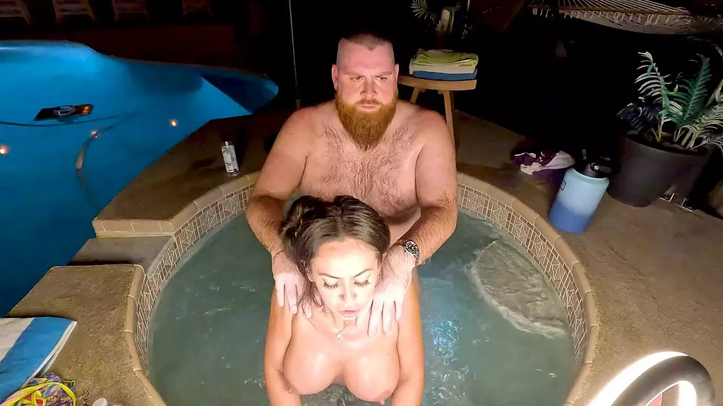 Kiki Klout's Hot Tub Quickie with a Monster Cock
