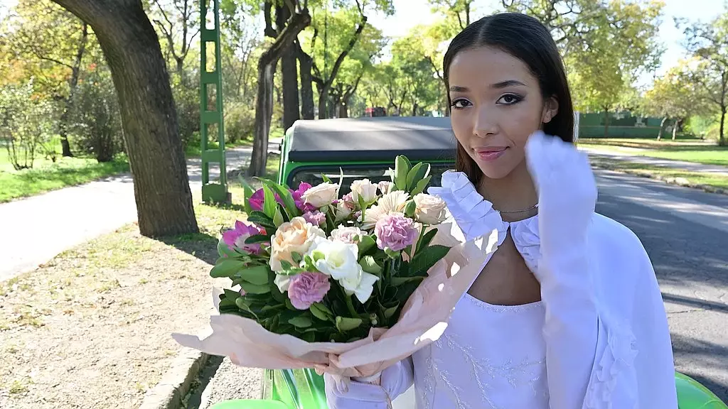 Lia Lin Cheats with Photographer's Assistant