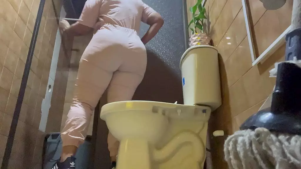 Cougar MILF Katrina4deluxe Exposes Her Huge Tits and Ass
