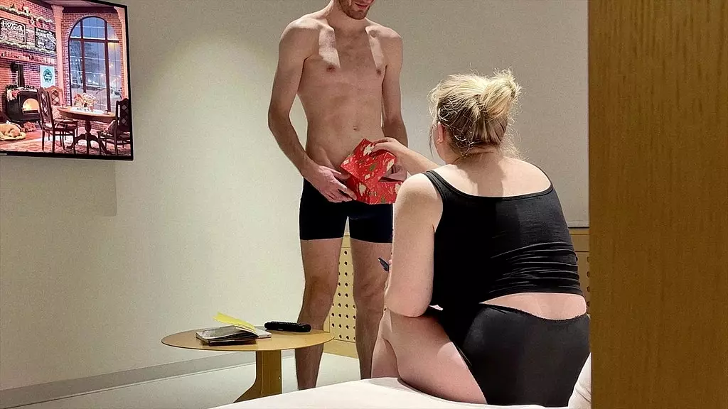 Step Sis Unwraps Christmas Dick