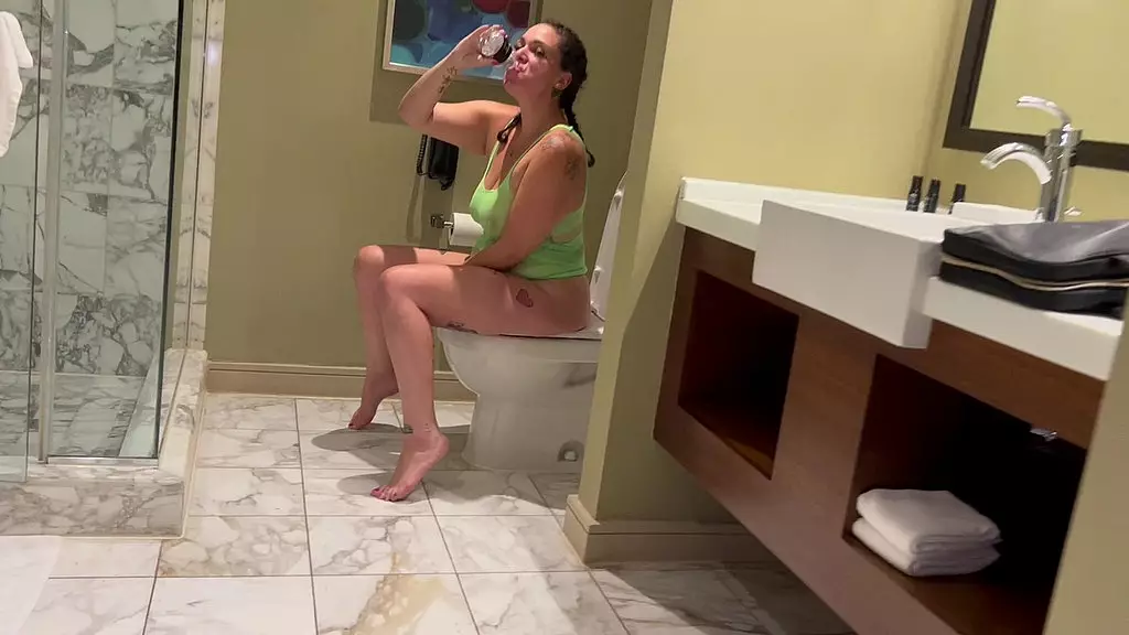 Betty Buttplug's Messy Toilet Fuck Fest