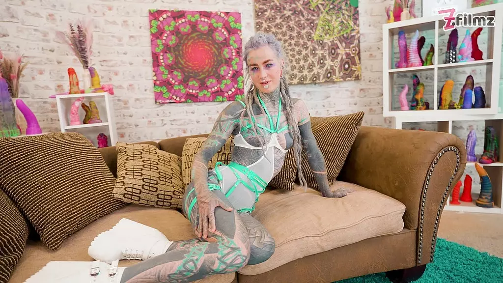 Hippie Babe Anuskatzz Takes BBC Deep