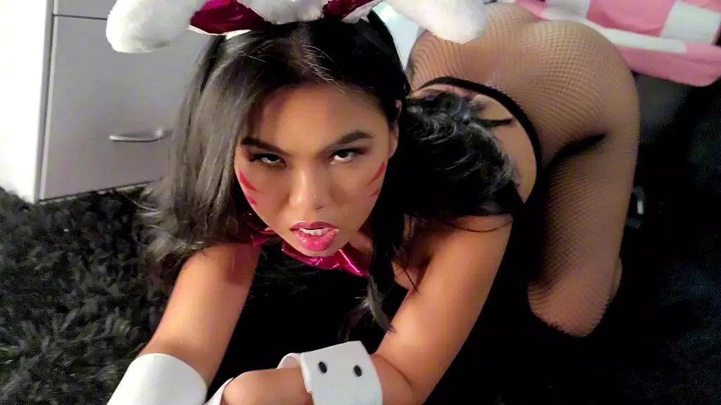 Cindy Starfall's Sizzling DVA Cosplay Striptease