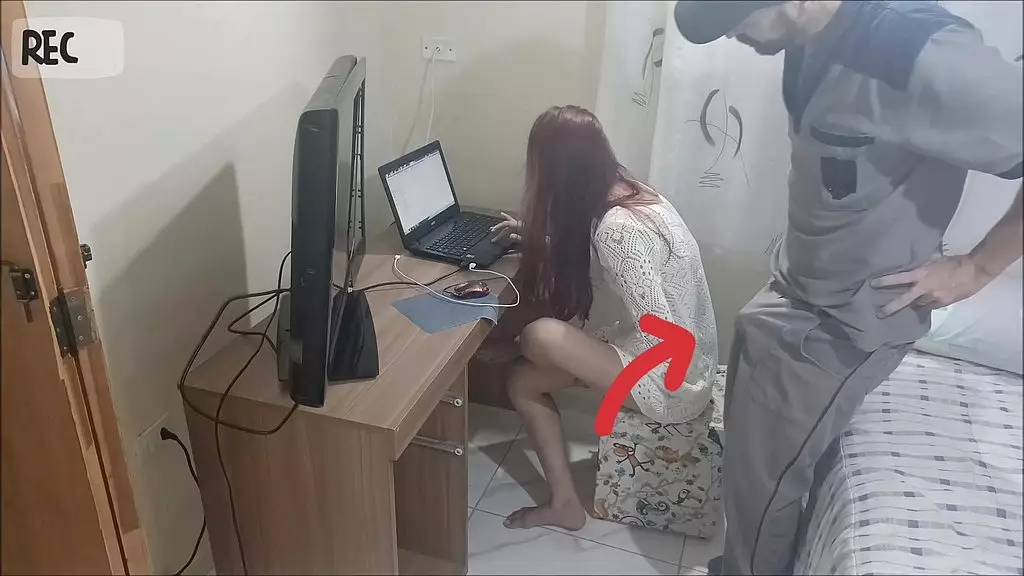 Tarado Maintenance Man Fucks Horny Blonde at Home