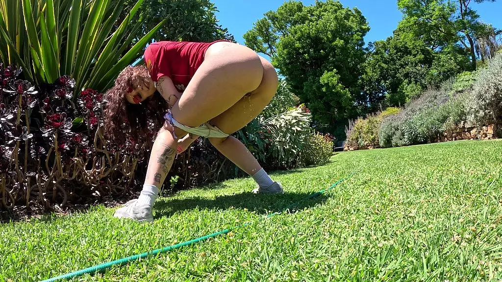 Kiki Isobel's Public Piss Adventure