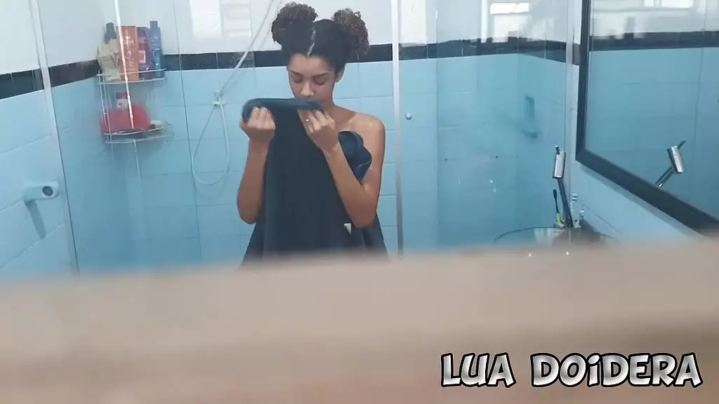 Step Sister Lua Doidera Seduces Padrasto in Steamy Shower