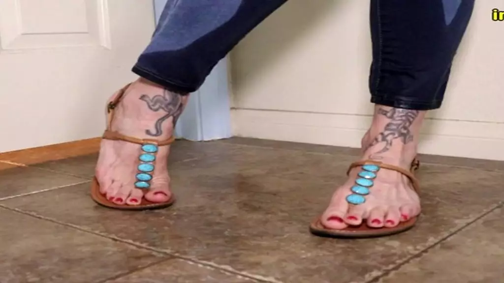 Bella Rossi's Desperate Piss Flood in Tight Jeans