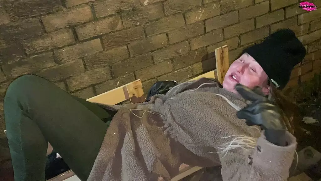 Cop Humiliates Homeless Chick with Facial