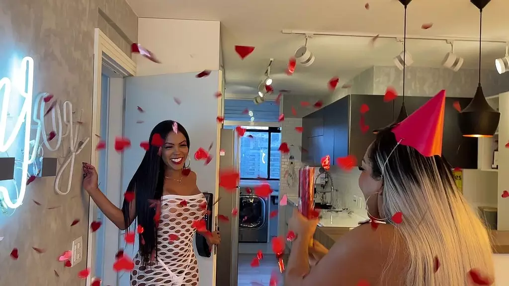 Brunette's Birthday Gift: Sizzling Blowjob and Facial