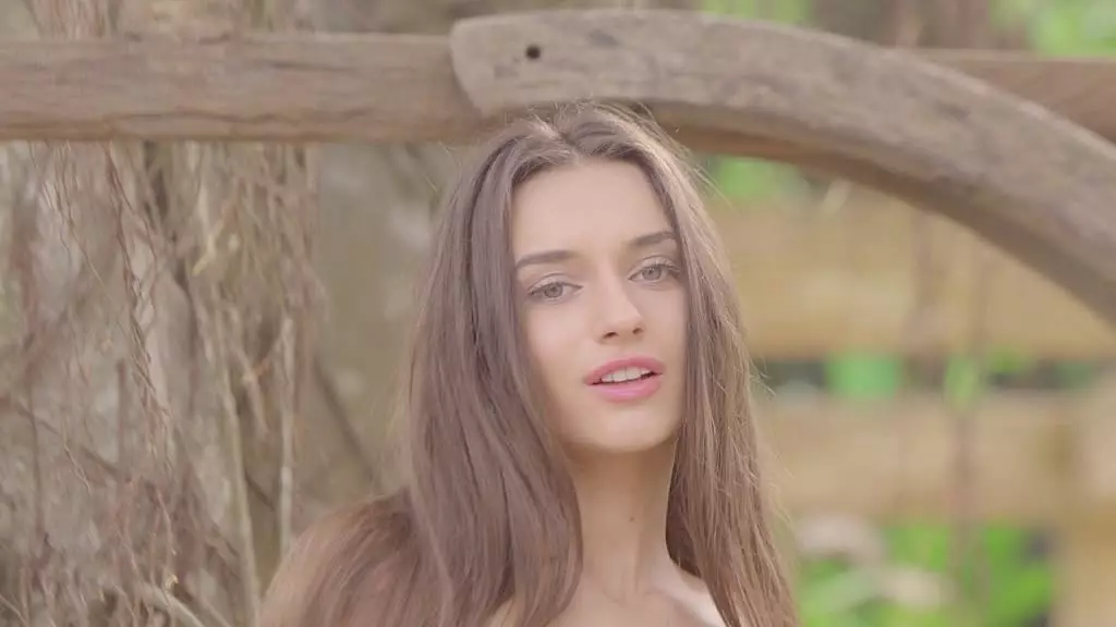 Dolores Bares All Outdoors in Sizzling Solo Debut