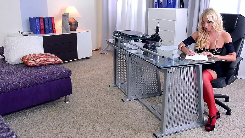 Kiara Lord Sucks Russian Newcomer Jay Dee's Toes