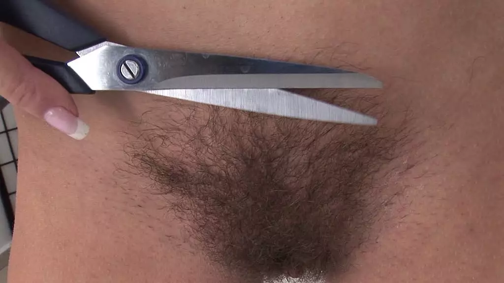 Rachel Evans Unleashes Her Hairy Pussy