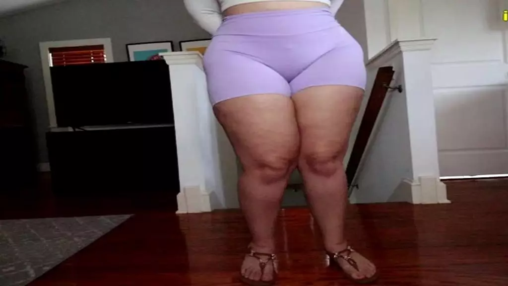 Milah Romanov's Desperate Pee Party