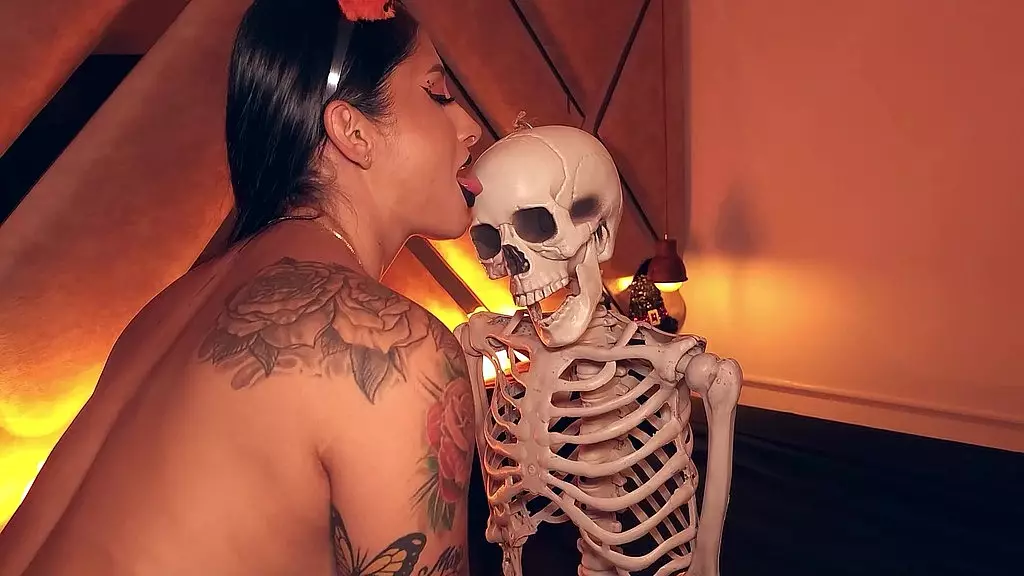 Voodoo Vixen Takes Anal Creampie
