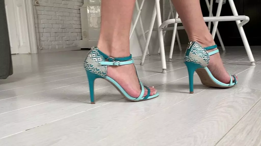 Sultry Heel Play and Toe Sucking for Foot Lovers