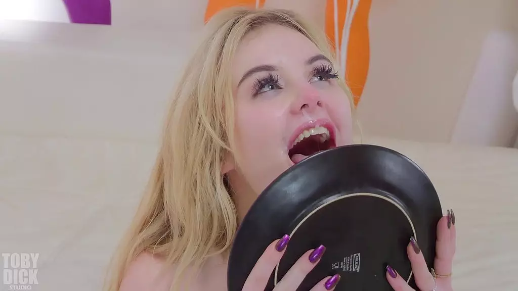 Kxtten's Anal Christmas: Cum Snorting & Pissing
