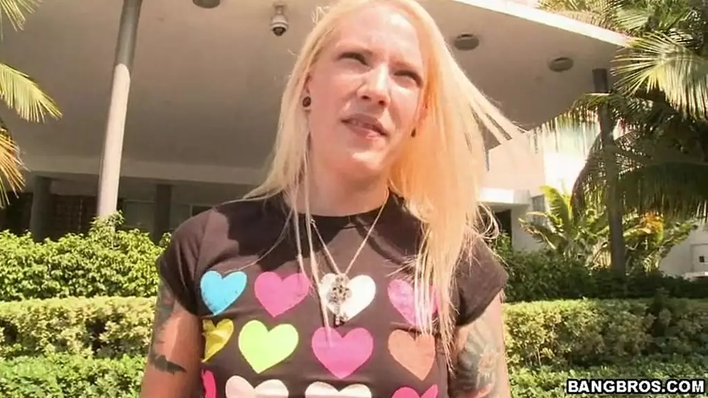 Blondie Bombshell Teddi Gets Wild on Bangbus