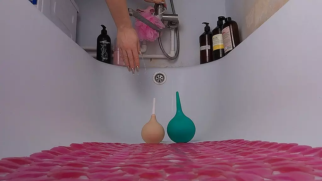 Cop Gets Filthy Enema from Anna Mole